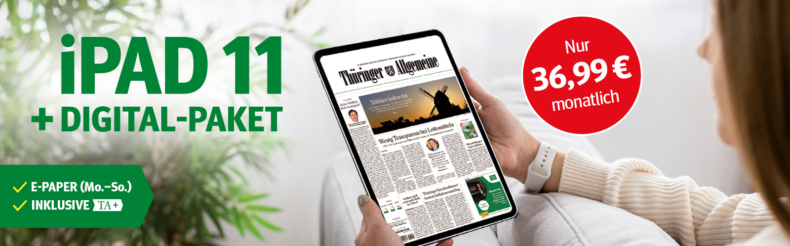 Eine Frau sitzt auf einem Sofa und hält ein iPad 11 Tablet, das das digitale Zeitungsangebot für nur 36,99 Euro monatlich zeigt.