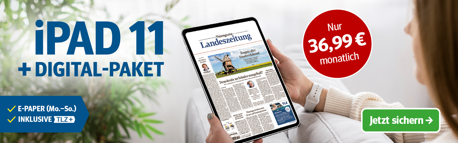 MEine Frau sitzt auf einem Sofa und hält ein iPad 11 Tablet, das das digitale Zeitungsangebot für nur 36,99 Euro monatlich zeigt.